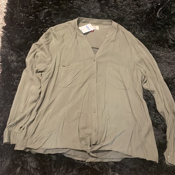 Women Xl Blouse Buttons up with a tie at the bottom - Picture 2 of 3